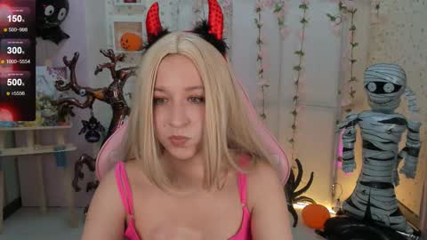 Snapshot of emely_garcias chatting on 11.01.25 emelia online show from 11.01.25