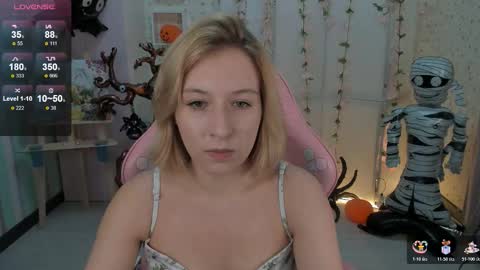 Snapshot of emely_garcias chatting on 11.02.25 emelia online show from 11.02.25