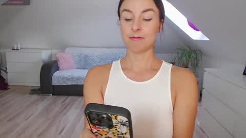 Snapshot of emerald_kittycat chatting on 09.19.25 just me online show from 09.19.25