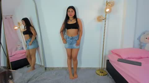 Snapshot of emi_latingirl chatting on 06.25.26 EMILY online show from 06.25.26