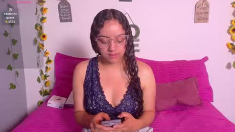 Snapshot of emiily_curly chatting on 07.20.26 Emily online show from 07.20.26