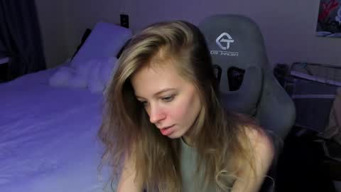 Snapshot of emili_sweet__ chatting on 12.16.24 emili_sweet__ online show from 12.16.24