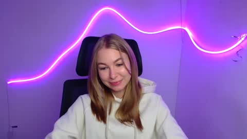 Snapshot of emilia_ilia chatting on 09.26.25 Emilia online show from 09.26.25