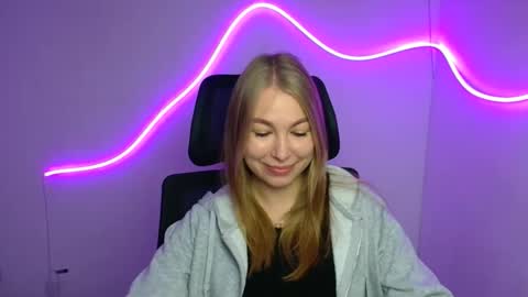 Snapshot of emilia_ilia chatting on 09.27.25 Emilia online show from 09.27.25