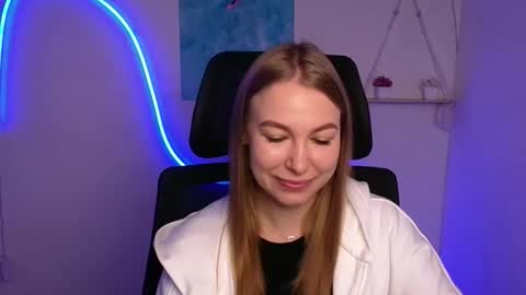 Snapshot of emilia_ilia chatting on 10.20.25 Emilia online show from 10.20.25