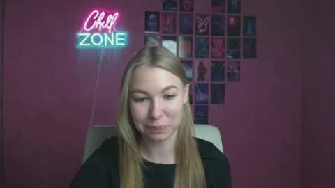 Snapshot of emilia_ilia chatting on 10.28.25 Emilia online show from 10.28.25