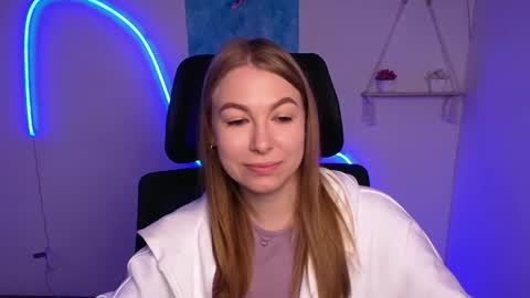 Snapshot of emilia_ilia chatting on 11.04.25 Emilia online show from 11.04.25