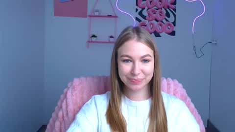 Snapshot of emilia_ilia chatting on 11.07.25 Emilia online show from 11.07.25