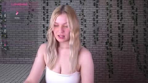 Snapshot of emiliaduchess chatting on 10.08.25 Amili online show from 10.08.25