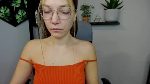 Snapshot of emilly_xkiss chatting on 01.04.25 Emilly online show from 01.04.25