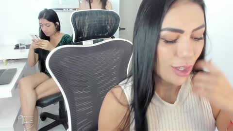 Snapshot of emillybrowm chatting on 01.10.25 Emilly online show from 01.10.25