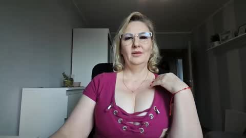 Snapshot of emillykiss chatting on 03.10.26 EmillyLove online show from 03.10.26