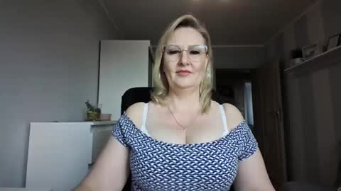 Snapshot of emillykiss chatting on 03.11.26 EmillyLove online show from 03.11.26