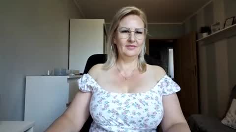 Snapshot of emillykiss chatting on 05.23.26 EmillyLove online show from 05.23.26