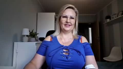 Snapshot of emillykiss chatting on 07.20.26 EmillyLove online show from 07.20.26