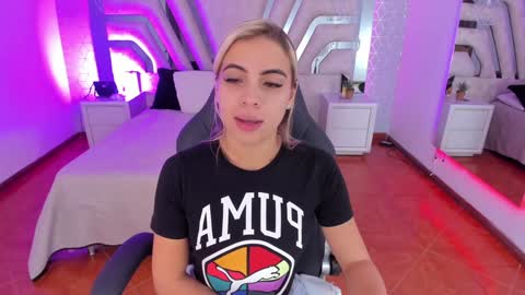 Snapshot of emily_ellen chatting on 01.14.25 Emily online show from 01.14.25