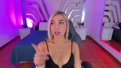 Snapshot of emily_ellen chatting on 01.18.25 Emily online show from 01.18.25