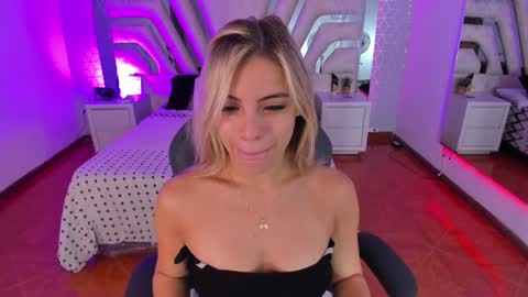 Snapshot of emily_ellen chatting on 01.24.25 Emily online show from 01.24.25