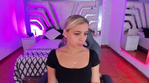 Snapshot of emily_ellen chatting on 01.28.25 Emily online show from 01.28.25