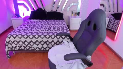 Snapshot of emily_ellen chatting on 02.13.25 Emily online show from 02.13.25