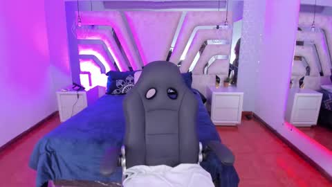 Snapshot of emily_ellen chatting on 02.21.25 Emily online show from 02.21.25