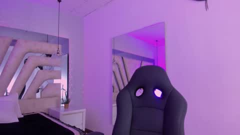 Snapshot of emily_ellen chatting on 10.15.25 Emily online show from 10.15.25