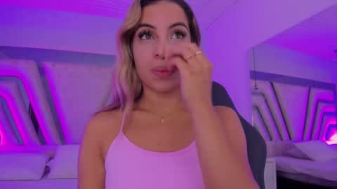 Snapshot of emily_ellen chatting on 10.23.25 Emily online show from 10.23.25