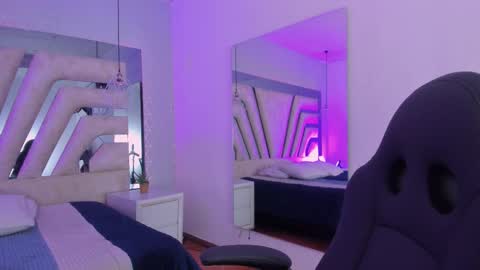 Snapshot of emily_ellen chatting on 11.04.25 Emily online show from 11.04.25