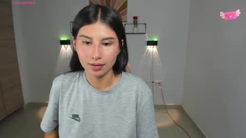 Snapshot of emily_villamil_ chatting on 10.06.25 Emi online show from 10.06.25