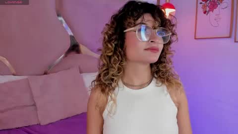 Snapshot of emilyjonesss_ chatting on 05.26.26 Emilyjonnes online show from 05.26.26