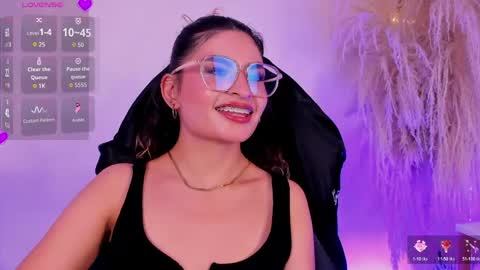 Snapshot of emilyjonesss_ chatting on 05.29.26 Emilyjonnes online show from 05.29.26