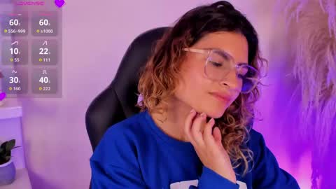 Snapshot of emilyjonesss_ chatting on 06.04.26 Emilyjonnes online show from 06.04.26