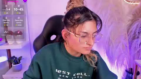 Snapshot of emilyjonesss_ chatting on 06.17.26 Emilyjonnes online show from 06.17.26
