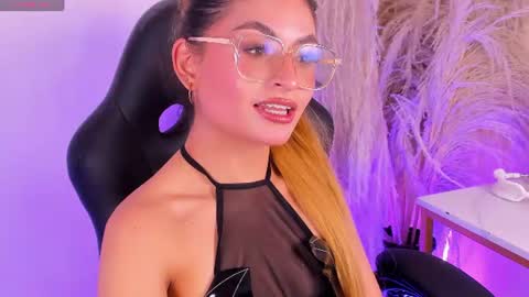 Snapshot of emilyjonesss_ chatting on 06.19.26 Emilyjonnes online show from 06.19.26