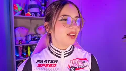 Snapshot of emilykarterr chatting on 05.21.26 VALEEEN online show from 05.21.26