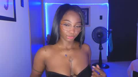 Snapshot of emilykissx chatting on 11.04.25 Emily Kissx online show from 11.04.25