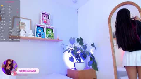 Snapshot of emilyy_bank chatting on 11.07.25 Emily Bank online show from 11.07.25