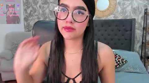 Snapshot of emma_1025 chatting on 10.11.25 emma online show from 10.11.25