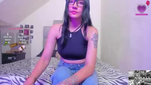 Snapshot of emma__15 chatting on 09.30.25 emma online show from 09.30.25