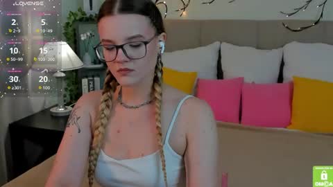 Snapshot of emma__peach chatting on 07.16.26 emma__peach online show from 07.16.26