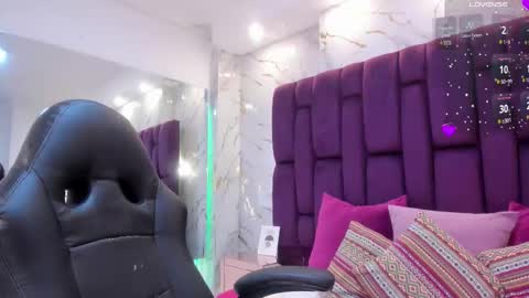 Snapshot of emma_carterr1 chatting on 09.28.25 pau online show from 09.28.25