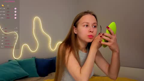 Snapshot of emma_clon chatting on 06.14.26 Emma online show from 06.14.26