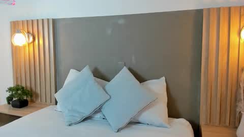 Snapshot of emma_fhox chatting on 10.08.25 E M M A online show from 10.08.25