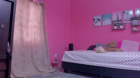 Snapshot of emma_lean chatting on 02.04.25 whises lits online show from 02.04.25