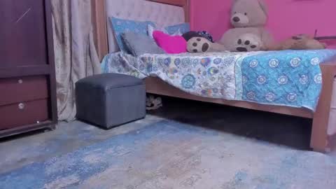 Snapshot of emma_lean chatting on 02.11.25 whises lits online show from 02.11.25