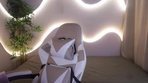 Emma online show from 11.28.25