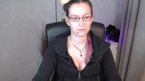 Snapshot of emma_lust94 chatting on 10.01.25 emma online show from 10.01.25