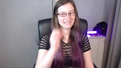 Snapshot of emma_lust94 chatting on 10.23.25 emma online show from 10.23.25