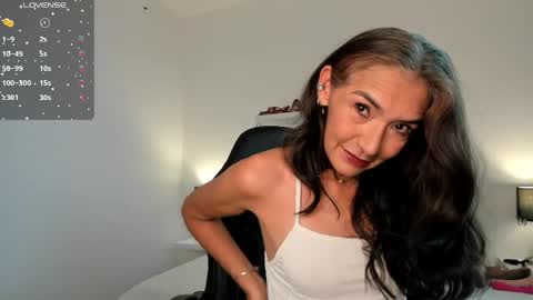 Snapshot of emma_mendoza chatting on 04.28.26 Emma online show from 04.28.26
