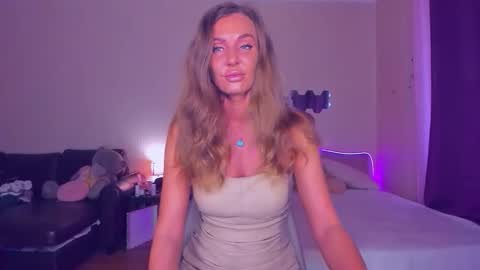 Snapshot of emmaabramson chatting on 09.09.25 Emma online show from 09.09.25